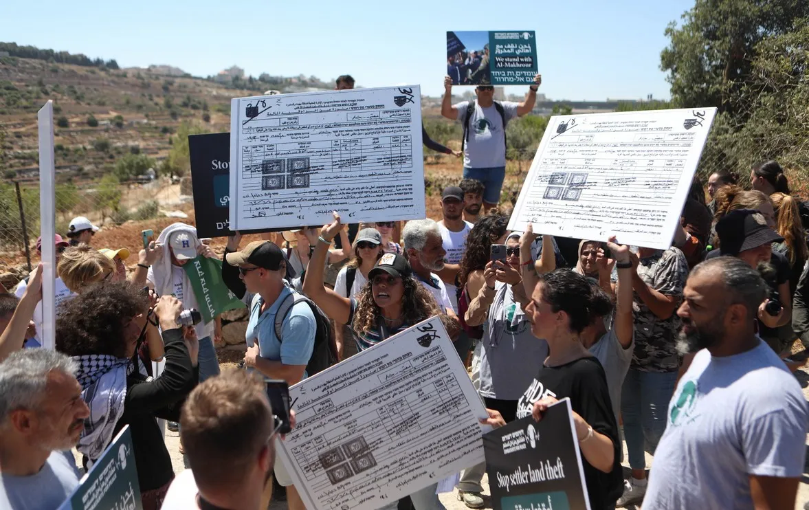 Palestinian protesters resist land confiscation in al-Makhrour